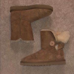 Chestnut Brown Short Bailey Button UGG Boots US 8